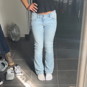 Ljusblå bootcut jeans - Säljer ett par ljusblå bootcut jeans från lager 157. Lågmidjade och i modellen low boot. Köpte på Vinted men dom var lite små så jag säljer vidare dom. Jeansen har inga defekter🤍