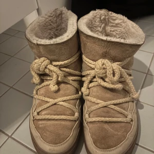 Inuikii Beige  - Säljs pga vintern är över! använd 1 vinter men i jätte bra skick💗Köpta från Nelly för 2999kr!