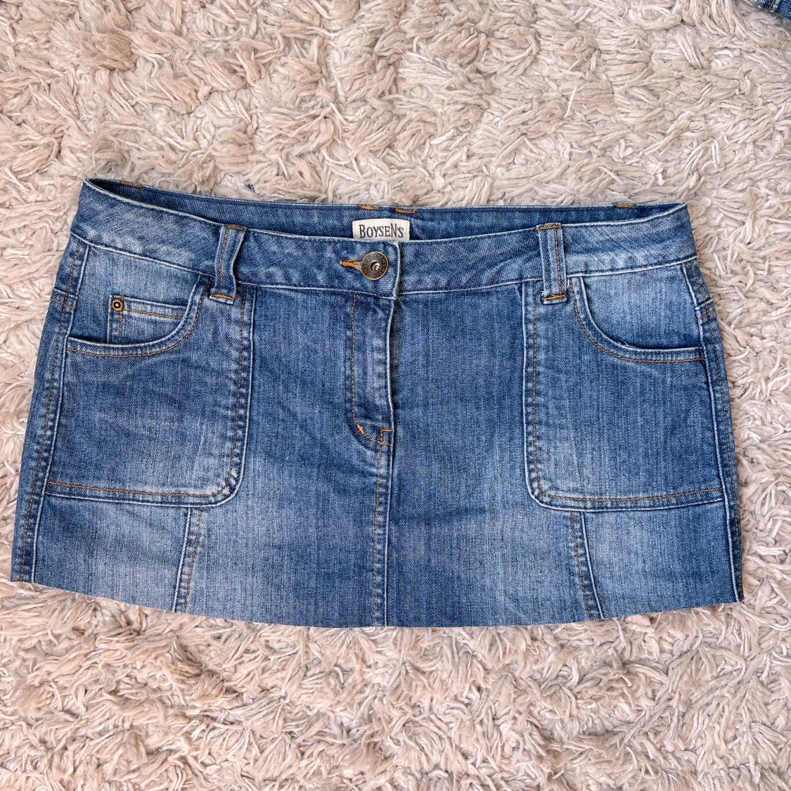 Lågmidjad jeanskjol