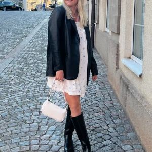 Läder kavaj - Säljer denna läder kavaj från Zara i storlek L. Använd ett fåtal gånger så i väldigt bra skick. Säljer för 230kr ☺️🌞