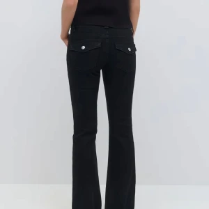 Svarta bootcut jeans - Dags för mig att sälja dessa snygga svarta bootcut jeans med fickor bak och stilrena knappar. Har blivit aningen för stora för mig därav jag säljer dem. Perfekta för en trendig look. Nypris 499, mitt pris 299. 