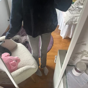 Grå bootcut jeans från lager 157 - Säljer ett par grå bootcut jeans från lager 157 i storlek XXS. Jeansen har en låg midja och en klassisk bootcut-stil som ger en snygg siluett. Perfekta gråa jeansen🤍köpta för 400kr, säljer för 200kr (pris kan diskuteras)