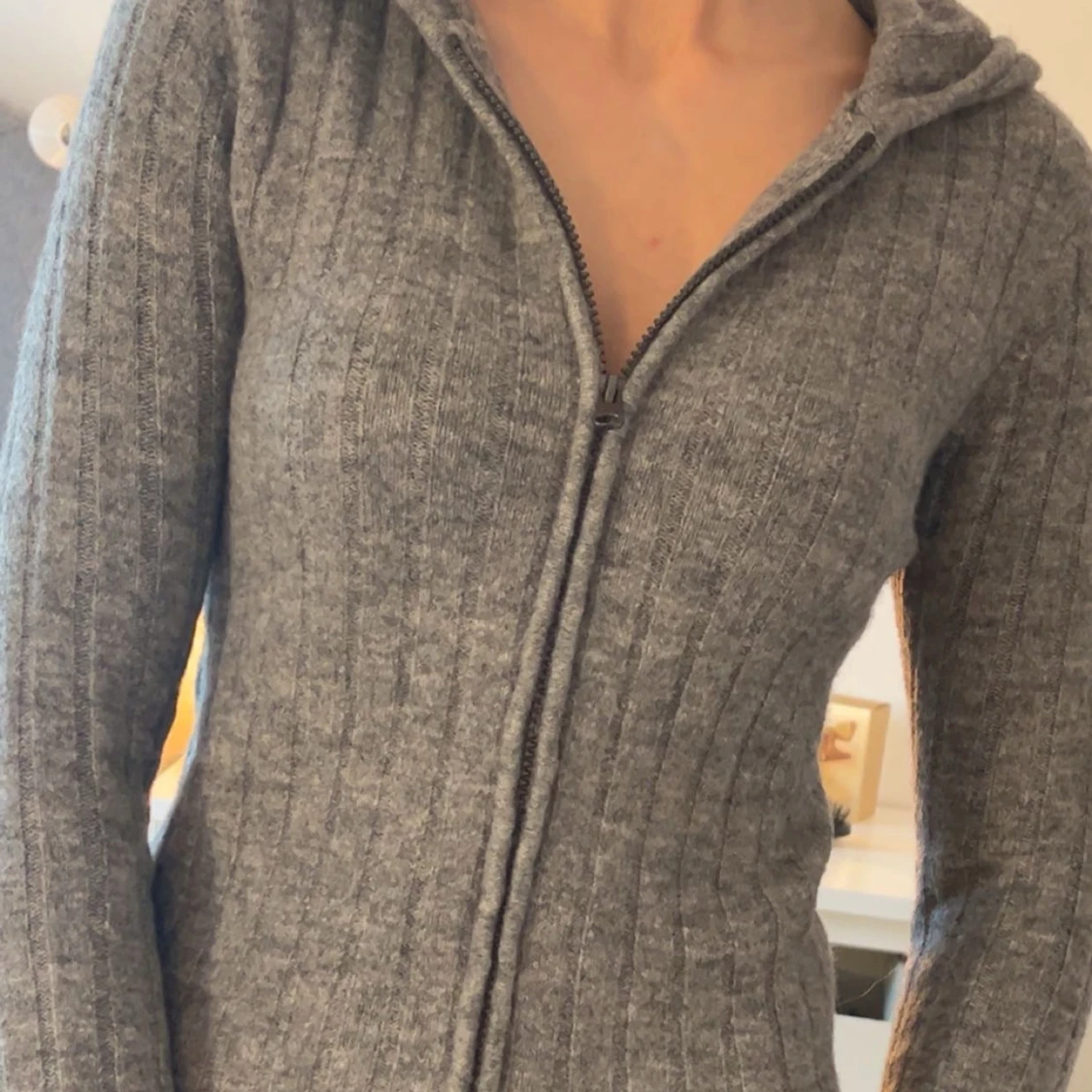 Grå hoodie med dragkedja