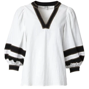 Nyskick! Vacker blus i boho stil från indiska  - Super fin blus i vitt, svart och guldiga detaljer i ekologisk bomull. Använd några få gånger och tvättad en gång, så gott som nyskick. Stl S men en rymlig modell (tajtast över bysten) mått kan fås vid intresse. Väldigt smickrande modell. Denna blus var väldigt populär förra året och såldes slut mycket snabbt. Nypris 899 eller 999;- minns inte exakt.