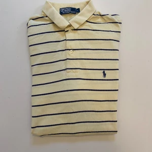 Randig Ralph lauren pike - Beige Ralph Lauren pike (Storlek L) Mycket bra skick || Pris kan diskuteras || Skriv vid minsta fråga eller fundering💯🤝