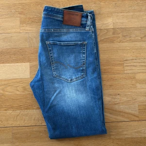 Jack & Jones jeans  - Säljer mina Jack & Jones jeans i mycket bra bra skick. Storlek 29/32. 