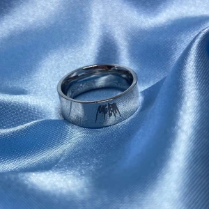 YUNG LEAN - ring (size9) - ✨ 1st ring med gtbsbe inspirerat motiv i rostfritt stål✨ 🤞🏽STORLEK: 9 (OBS! Vänligen kolla storlek på ditt finger innan nu köper,det finns en guide i sista bilden på hur man ska mäta🤞🏽 ⭐️ I varje beställning ingår freebies!(klistermärken + godis)⭐️