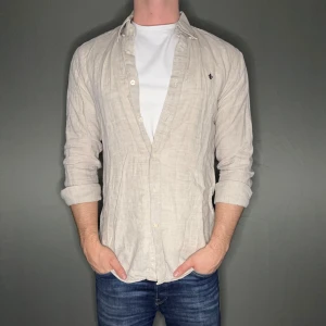 Morris linnen skjorta - Hej säljer nu min fina Morris linnen skjorta i storlek M. Den är i nyskick och kommer vara otroligt snygg nu i vår och framåt sommaren. Nypris cirka 1600kr! Vi kommer att sälja liknande produkter nu i vår och närmare sommar så glöm inte följa profilen!🌊🍾