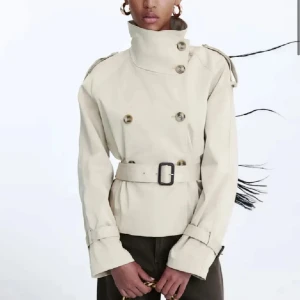 Beige trenchcoat med bälte - Säljer denna trenchcoat som jag köpte här på plick, i nyskick och har aldrig använt då den tyvärr inte passade mig, storlek M