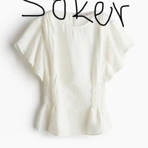 SÖKER - Söker denna fina blus i färgen vit eller beige i storlek S!!!!