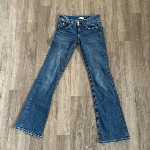 gina lågmidjade jeans  - så fina mörkblåa lågmidjade bootcutjeans från gina. stl 164 men passar mig som brukar ha xs💕 fint skick