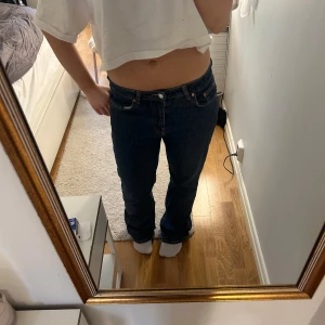 Blå utsvängda jeans - Säljer ett par blå utsvängda jeans som är endast använda ett fåtal gånger!!💕💕