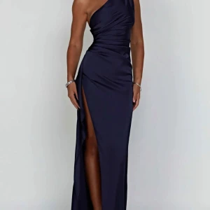 Marinblå satin balklänning  - Jätte fin marinblå satin balklänning som är helt ny och köptes för 1300 kr!  Ska säljas nu då jag har fått en annan klänning🥰