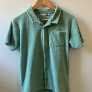 Grön lager 157 button down - Grön overshirt i nyskick, i storlek 160 för barn, kan passa xs. Säljer då den är för liten, nypris runt 150kr.