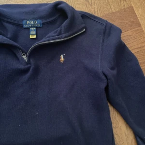 Mörkblå tröja från Ralph Lauren - Säljer en snygg mörkblå tröja från Ralph Lauren. Riktigt fet . Storlek XL för barn men passar S. Inga defekter
