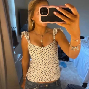 Vit och blå prickig linnetopp - super söt sommartopp🩵🌤️🥹 i storlek M