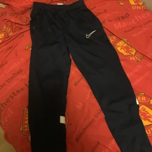 Svarta träningsbyxor från Nike - Sköna byxor nästan helt nya 