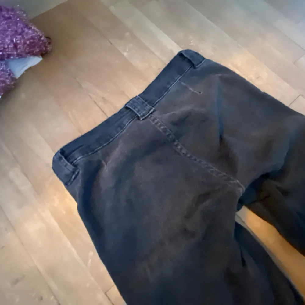 Svarta jeans från HM med knappar fram, perfekt skick! Bootcut och lowwaist. Skrev: 19cm Innerbenslängd: 79, Midjemått: 35 men super stretchiga 💘. Farkut & Housut.