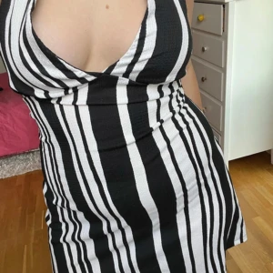 Halterneck randig klänning från NA-KD - En större M, passar även L