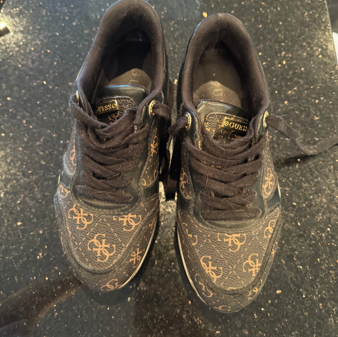 Svarta sneakers från Guess - 2