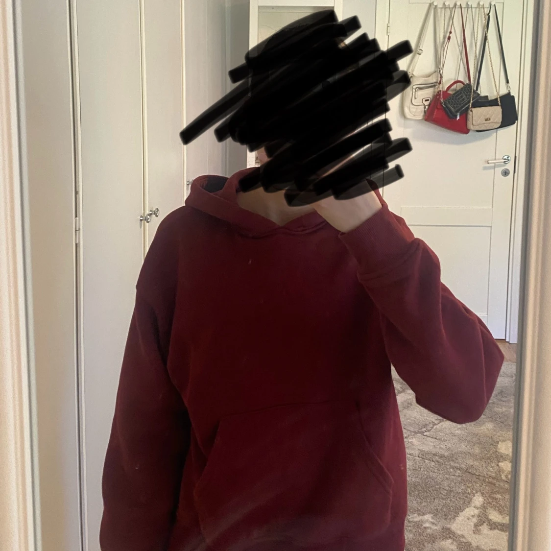 Vinröd hoodie från Basically Basics - 1
