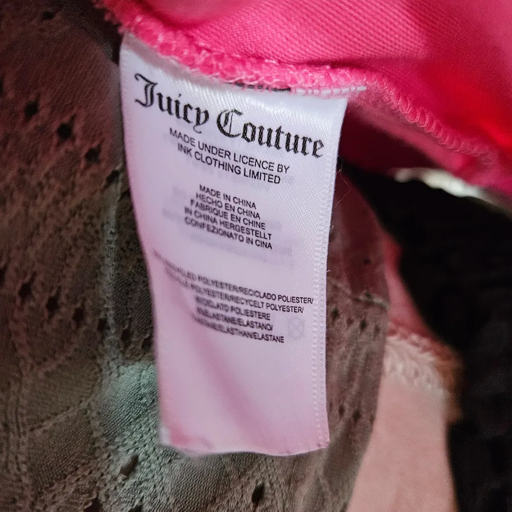 Äkta Rosa Juicy Couture hoodie med broderad text och rosor framtill. Köpt på raglady i Göteborg Text broderad på ena ärmen. Dragkedja fram med ett