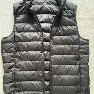 UNIQLO dunväst  - Tja, säljer nu min svart UNIQLO dunväst i storlek S då den är för liten för mig. Det är inte den nyare modellen som är grå/silvrig på insidan utan den är helt svart både på både ut och insidan. Använd men inga defekter alls. Hör av er om ni har några fler frågor! Priset är inte hugget i sten vid snabb affär!