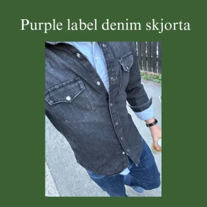 Purple label skjorta - Snygg svart denimskjorta från Purple label Ralph Lauren med klassisk krage och knappar framtill. Skjortan har två bröstfickor med lock och knappar, vilket ger en stilren look. Perfekt för en avslappnad men ändå stilfull outfit. 10/10 condition 
