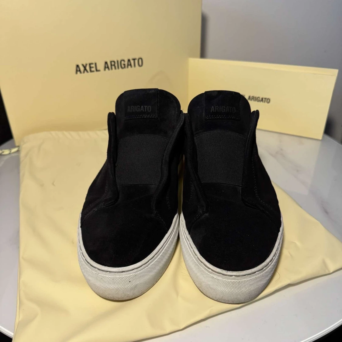 Svarta sneakers axel arigato - 2