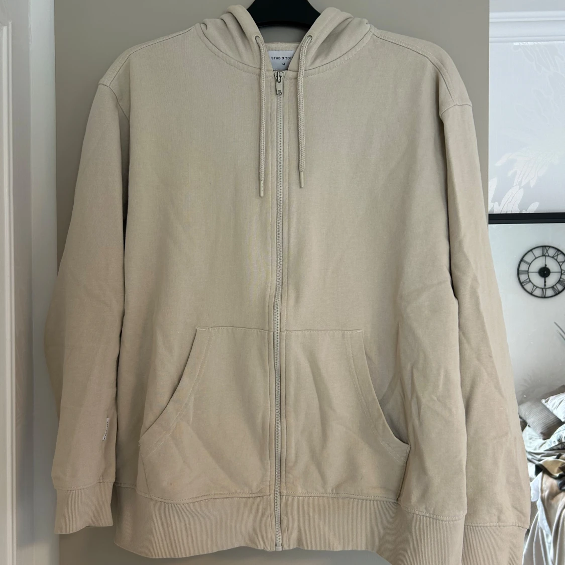 Beige huvtröja från Studio Total