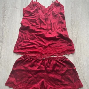 Intimissimi pyamas❤️ - Pyamas set från Intimissimi i jättefin röd färg❤️              Nypris ligger runt 900