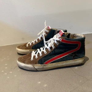 Slitna Golden Goose - Höga golden goose, köpte på Vestiaire och är äkta, de har varit hos skomakaren en gång och fått en ny klack samt blivit limmad men detta har tyvärr släppt nu därav det låga priset. Kommer behöva lagas, antingen själv eller hos skomakare. FINNS FLER DEFEKTER SÅ SKICKA PM OM NI VILL HA BILDER