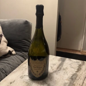 Dom perignon - Dom perignon 2009. Använd som staty ej drickbar