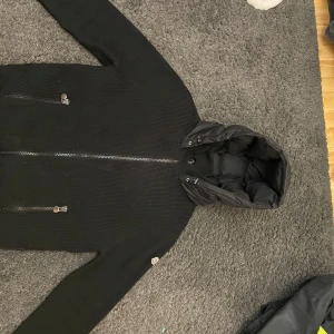 Moncler cardigan  - Äkta Moncler cardigan  Storlek XXL men sitter som L/M Passar dig som använder L vanligtvis och är längre Jag är 190 cm. De enda negativa är ett litet hål i den vänstra fickan men så litet att de inte märks. 