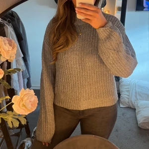 Grå stickad tröja - Säljer en mysig grå stickad tröja💌så så fin och snygg!🤩passar till jättemycket olika tillfällen och är i bra skick. Passar S/M storleksmässigt ❤️