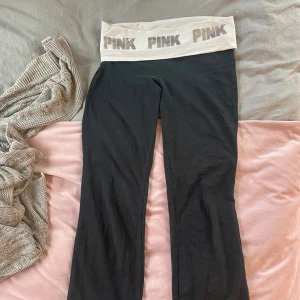 Pink  Victoria Secret yogabyxor  - Säljer ett par svarta yogabyxor från PINK med en bred, vit midja. Perfekta för en bekväm och stilren look. Midjan är elastisk och byxorna har en skön passform. Innerbenslängd är 80 cm 💞 passar om en s/xs men är stretchiga så passar nog m också 💞