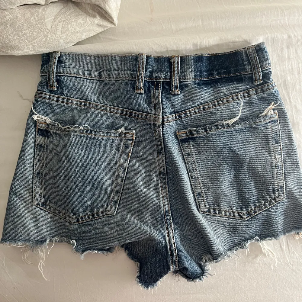 Midwaist/lågmidjade jeansshorts!!. Shortsit.