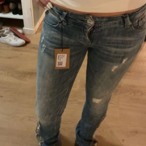 Lågmidjade håliga bootcut jeans  - Säljer dessa super snygga lågmidjade bootcut jeansen med hål i skriv om ni är intresserade eller undrar något 
