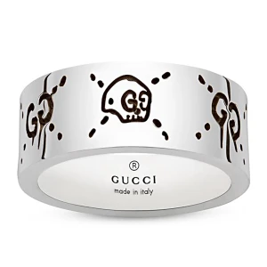 Gucci ghost ring  - Silver Trouble Andrew ’GucciGhost’ Skull ring. En unik kollektion mellan artisten Trouble Andrew och Gucci! Ringen är i 100% 925 Sterling silver och tillverkad i Italien. Självklart äkta, inköpt från SSENSE och kvitto finns. Nypris från Guccis hemsida idag är $410. Gucci size (IT) är 18. Aldrig använd och allting originalt medföljer. Bilder inlagda som referens samt egna :)