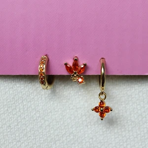 Rostfria örhängen  - Har flera olika modeller kika in min profil, rostfria örhängen i hög kvalite. Mina egna bilder, man får 3 örhängen vill man skapa ett paket kan man få 6 örhängen för 250kr kontakta mig!!😄💘 Håller färgen i i allt, dusch 