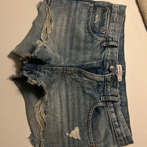 Blå jeansshorts från Gina  - Säljer ett par snygga blå jeansshorts från Gina Tricot. De har slitna detaljer och är väldigt fina. Perfekta för en avslappnad stil i sommar. Dem är i fint skick!💗