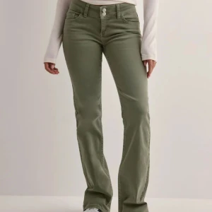 Gröna bootcut jeans - Snygga gröna bootcut jeans med hög midja och två knappar fram. Byxorna har dekorativa sömmar på bakfickorna och en klassisk femficksdesign. Skriv för bilder på eller i verkligheten, jag är 158💕