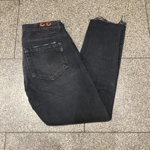 Dondup jeans - Säljer dessa riktigt snygga dondup jeans i  bra skick, använda ett antal gånger. Nypris ligger runt 3000kr. Säljer för 950. Storlek w33