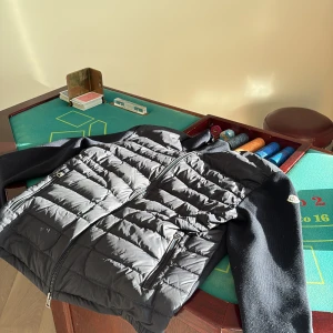 Blå cardigan från Moncler - Säljer en stilren mörkblå cardigan jacka från Moncler. Jackan har långa ärmar och dragkedja framtill. Perfekt för kyligare dagar med sin snygga design och bekväma passform. Äkta säljs nu för ca 10 000 kr ny min är nyskick finns inga problem med den 🤗🤗