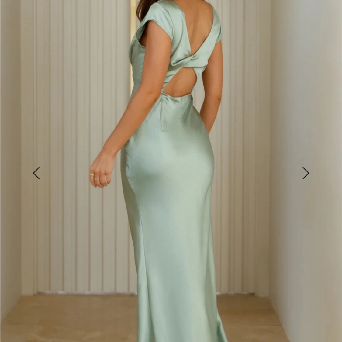 Ljusgrön långklänning med öppen rygg - 1