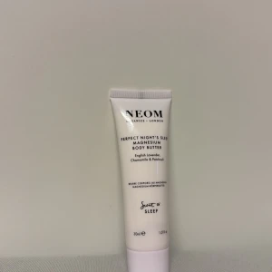 Magnesium Body Butter från Neom - Perfekt för en god natts sömn, denna body butter från Neom innehåller magnesium och doftar av engelsk lavendel, kamomill och patchouli. Kommer i en praktisk tub på 30 ml.