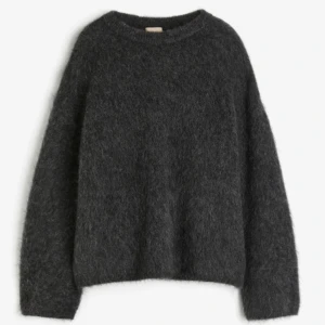 Mörkgrå oversized stickad tröja - Säljer en mysig mörkgrå oversized stickad tröja från H&M. Inte använd speciellt mycket och inga defekter🩶