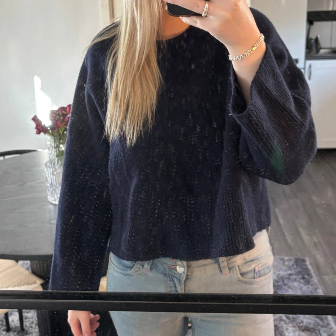 Mörkblå stickad tröja