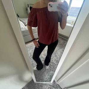 Vinröd topp - Säljer nu min vinröda topp med volangärmar. Skriv för fler bilder! Står att den är storlek 40 men sitter tajt vid axlar så passar allt mellan S-L💞