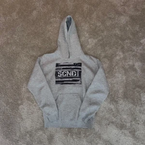 Scndi Hoodie - As fet scndi hoodie i ny skick, Hoodien kostar 700kr nypris men vi säljer för 349kr